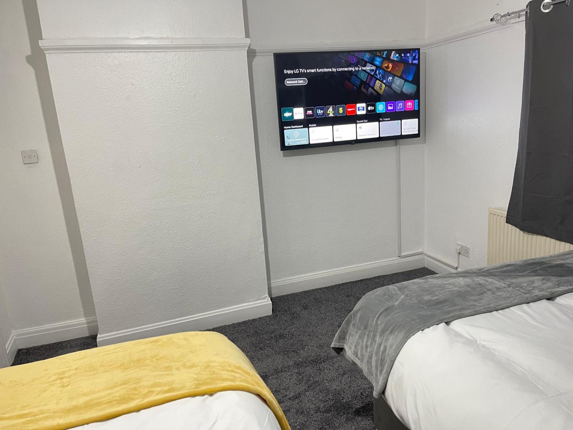 Hometel Digs Hidden Gem Large Comfy Home Can Sleep 15 Braunstone Town Kültér fotó