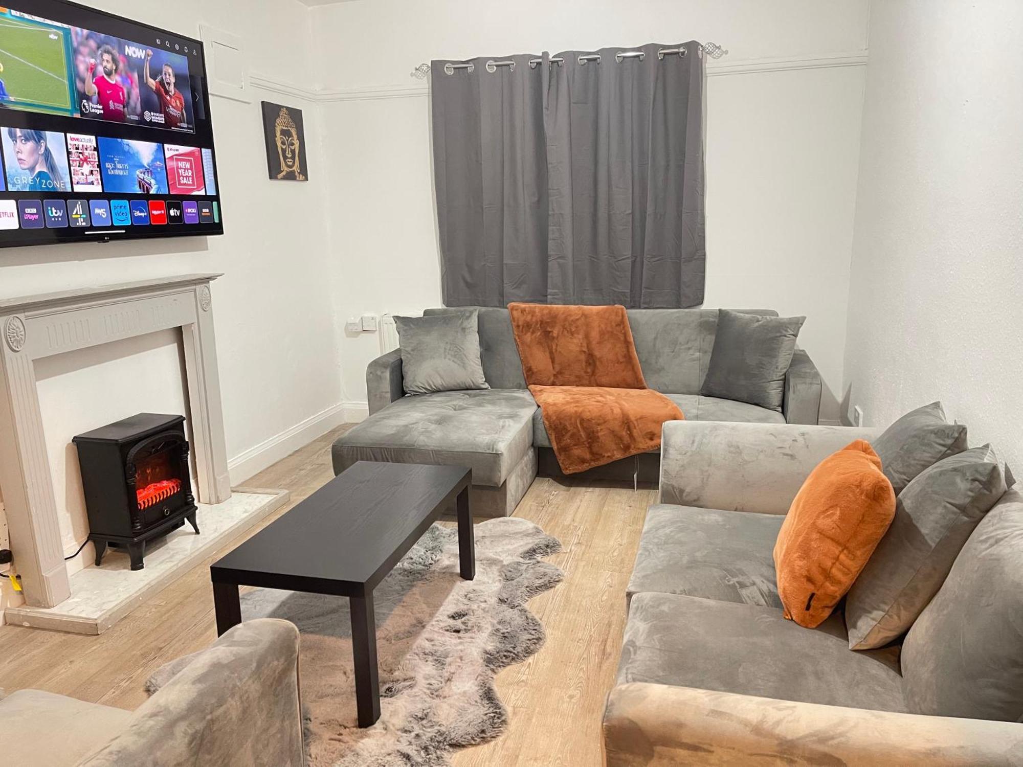 Hometel Digs Hidden Gem Large Comfy Home Can Sleep 15 Braunstone Town Kültér fotó